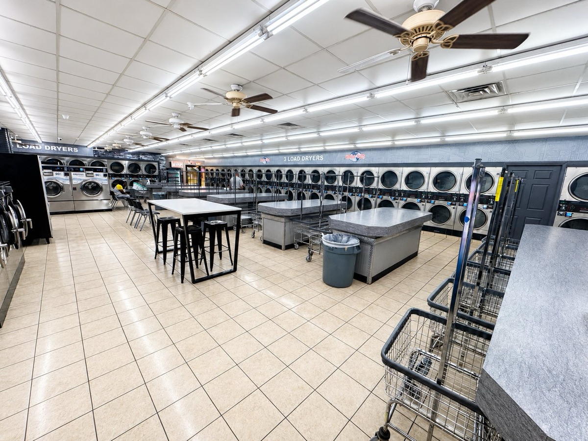 World O' Suds Coin Laundry, 430 E Main St Apopka FL — wide view of the main laundry floor with rows of washers and dryers
